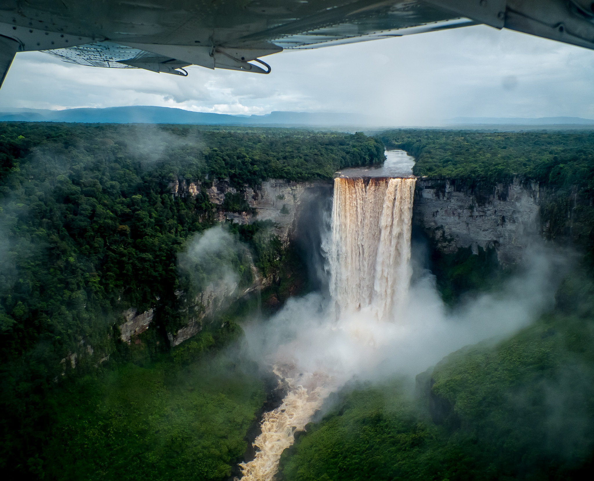 Ресторан с видом на огромный водопад в мире