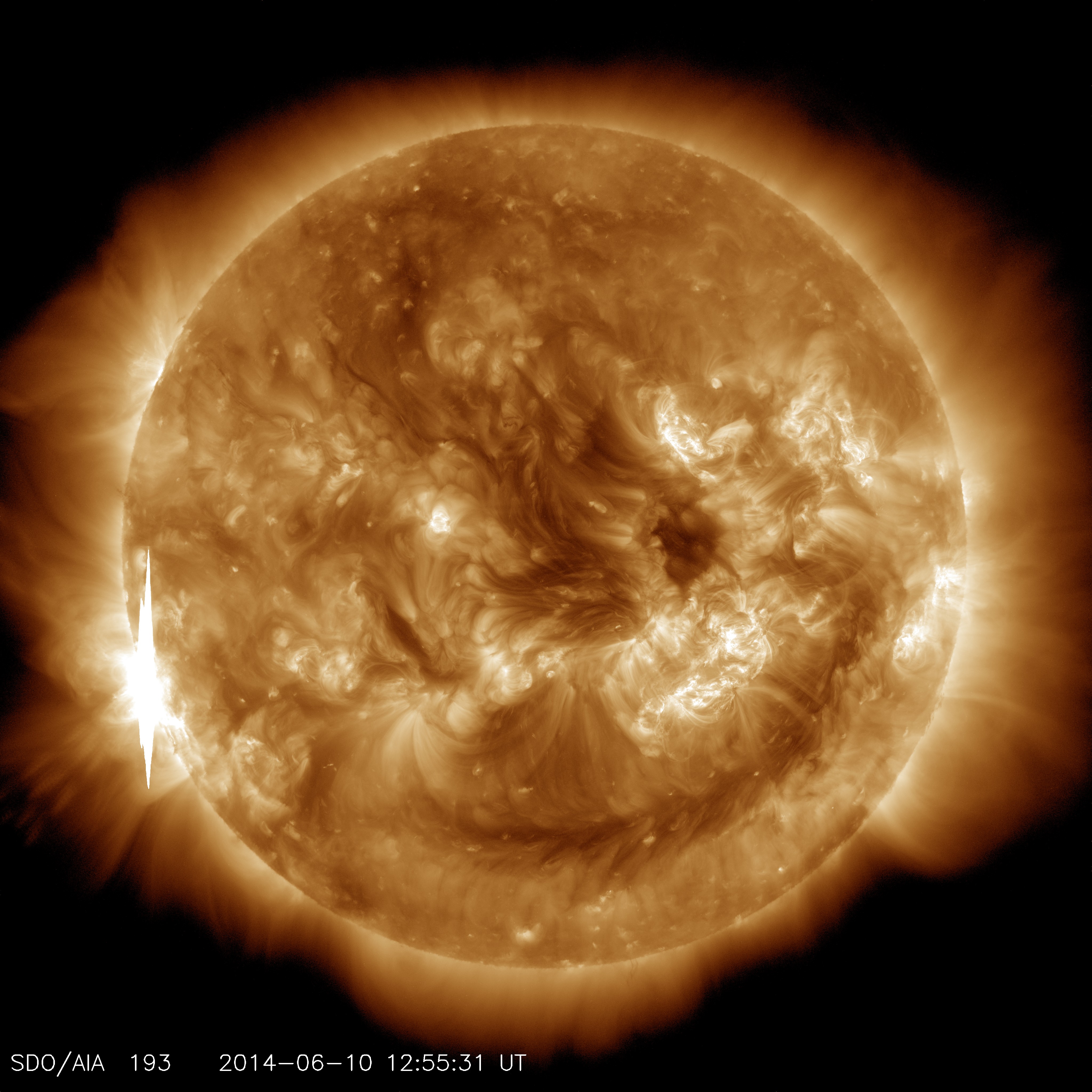 Вспышки на солнце сегодня в реальном времени. Вспышки на солнце. Солнце Хаббл. Всплески на солнце. Солнечная вспышка реальные снимки.
