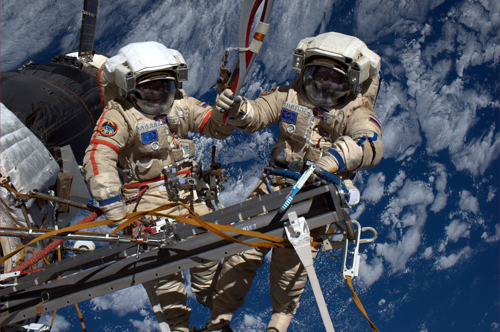 Космонавты Артемьев и Матвеев вышли в открытый космос