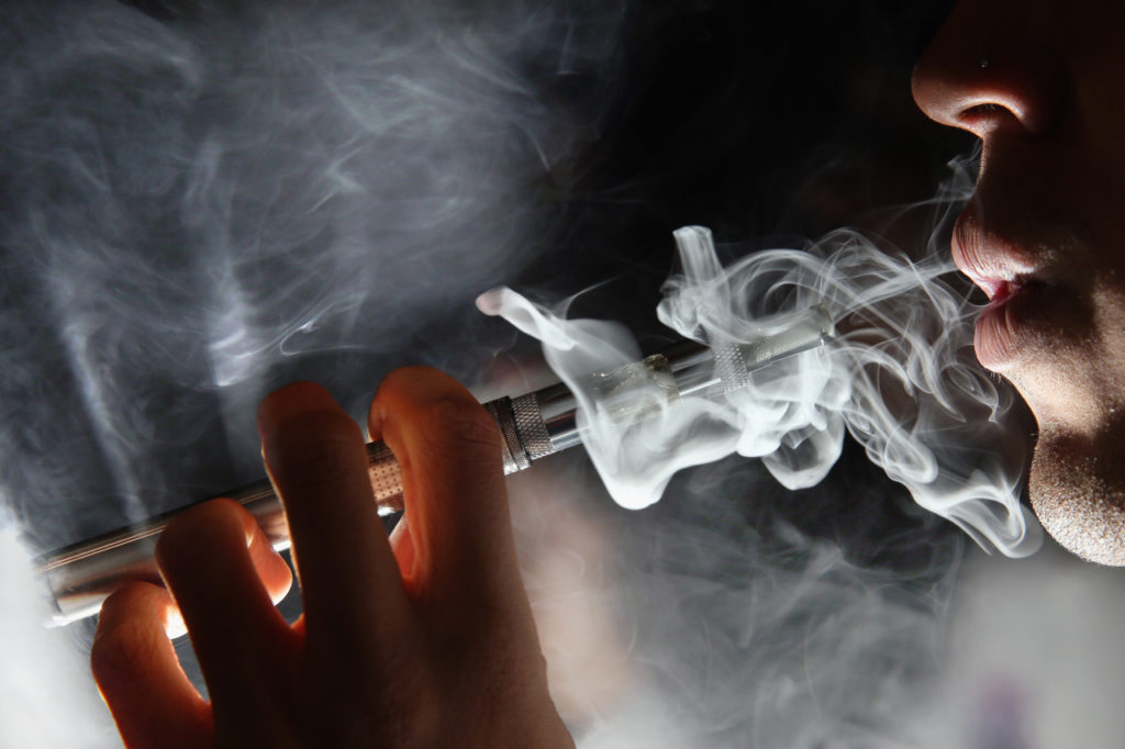 На смену «selfie» пришел «vape» – иллюстрация к материалу на Naked Science