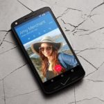 Motorola показала первый в мире смартфон с небьющимся дисплеем