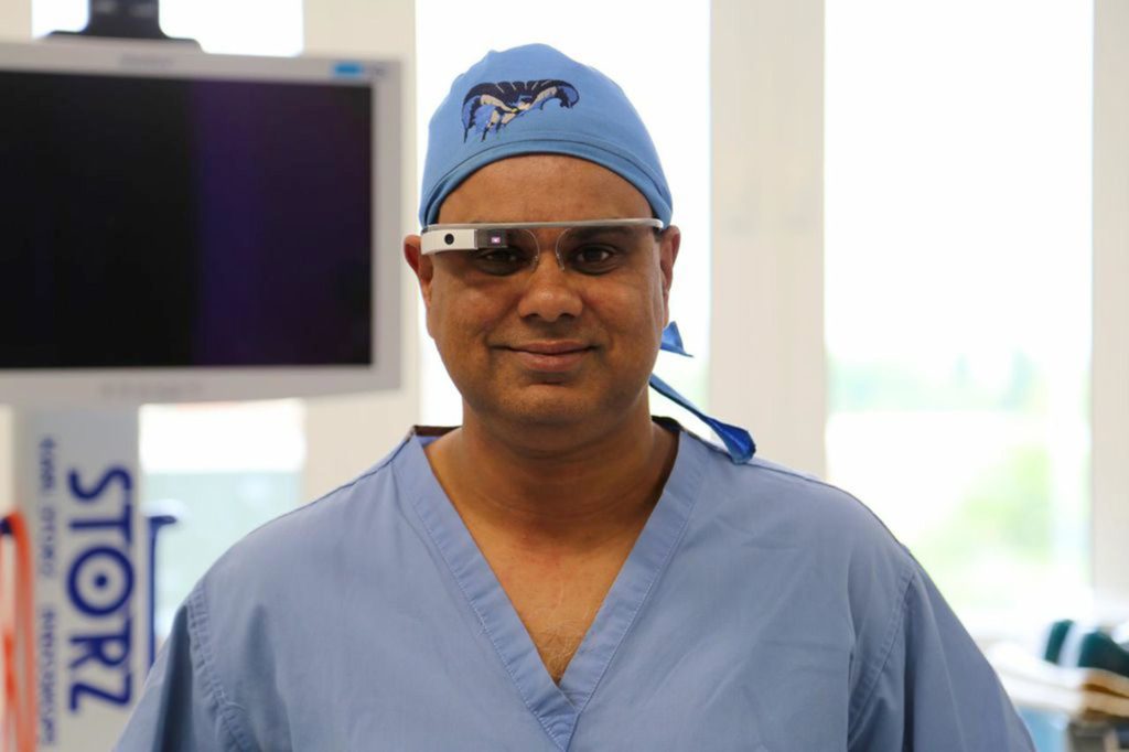 Хирург транслировал свою операцию с помощью Google Glass по всему миру – иллюстрация к материалу на Naked Science