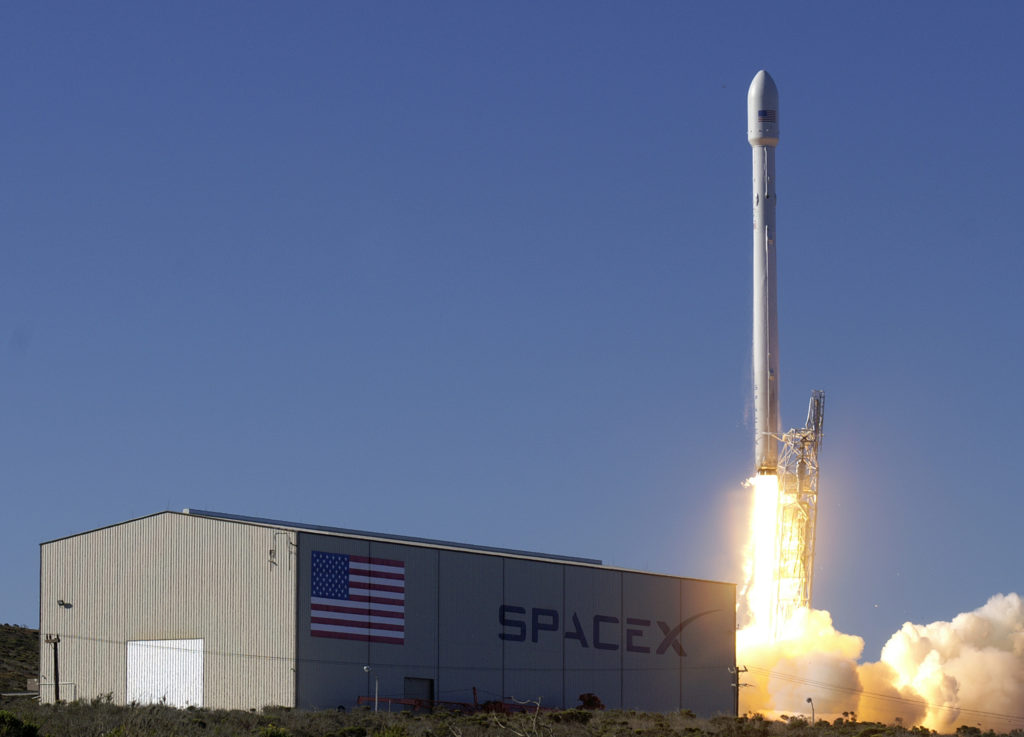 Выяснилось, насколько повторное использование Falcon 9 удешевит запуск – иллюстрация к материалу на Naked Science