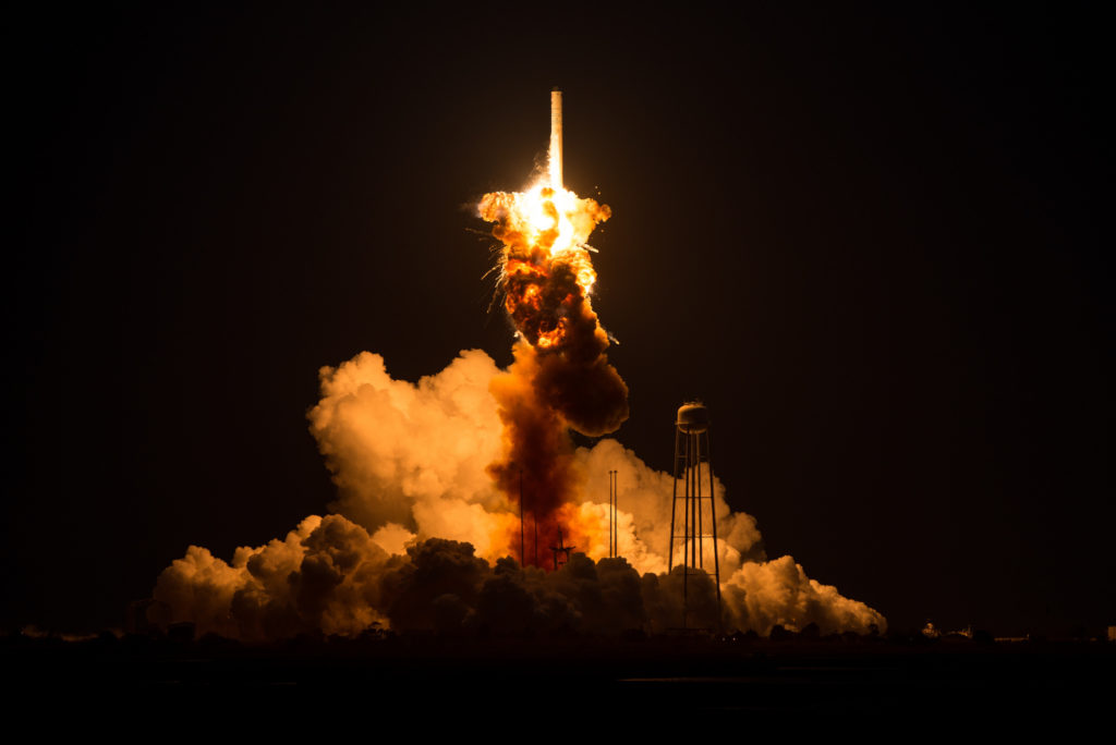 Ракета-носитель Antares с частным грузовым кораблем Cygnus взорвалась на взлете – иллюстрация к материалу на Naked Science