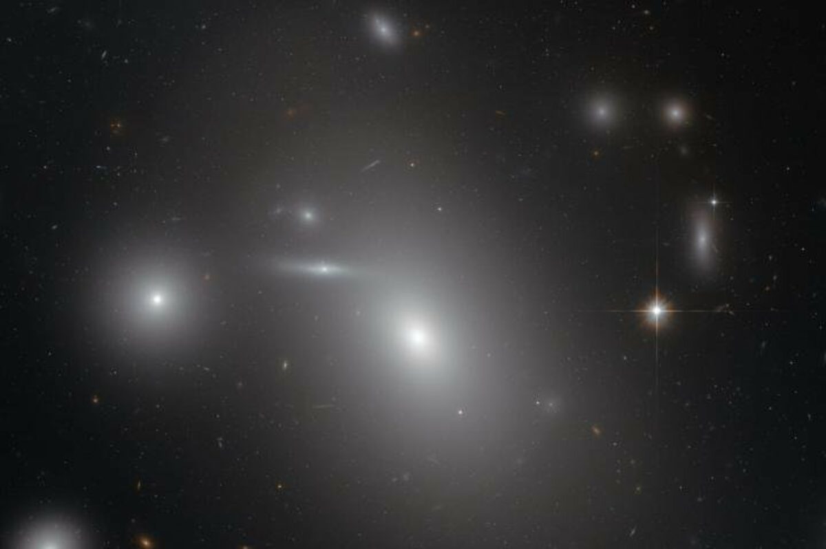 Спящий гигант NGC 4889 скрывает одну из самых массивных черных дыр