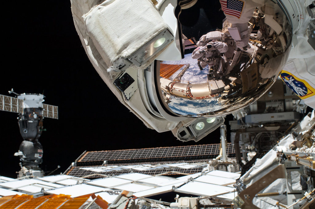 NASA обеспечит астронавтов смарт-очками – иллюстрация к материалу на Naked Science