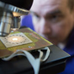Физики создали «ультразвуковые руки» для ловли микрочастиц