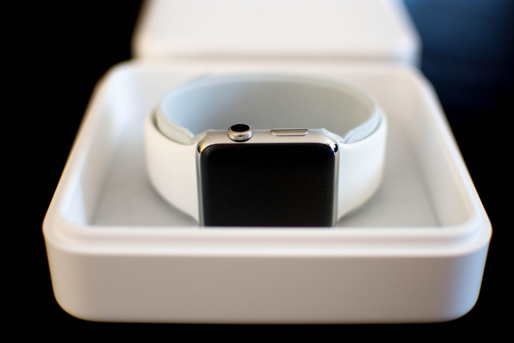 Хакер взломал часы Apple Watch – иллюстрация к материалу на Naked Science