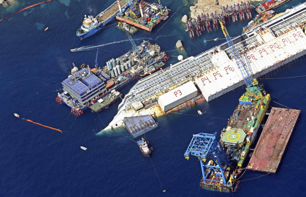 Costa Concordia: крупнейшая операция по подъему затонувшего судна – иллюстрация к материалу на Naked Science