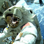 Астронавт прервал выход в космос из-за утечки в скафандре