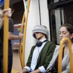 Из Великобритании с любовью: «подушка-маска» для сна в общественном транспорте
