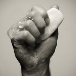 Мытье рук способствует оптимизму