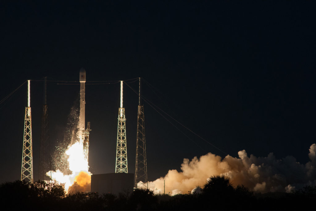 SpaceX вывела на орбиту первый коммерческий спутник – иллюстрация к материалу на Naked Science