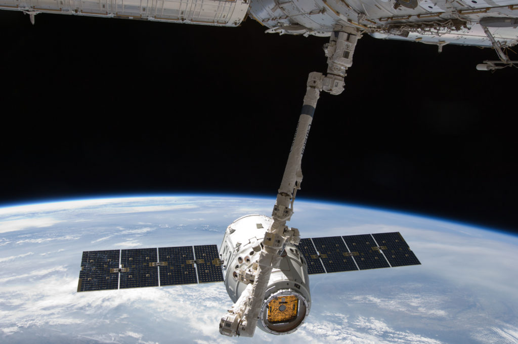 Космический грузовик Dragon отстыкован от Международной космической станции – иллюстрация к материалу на Naked Science