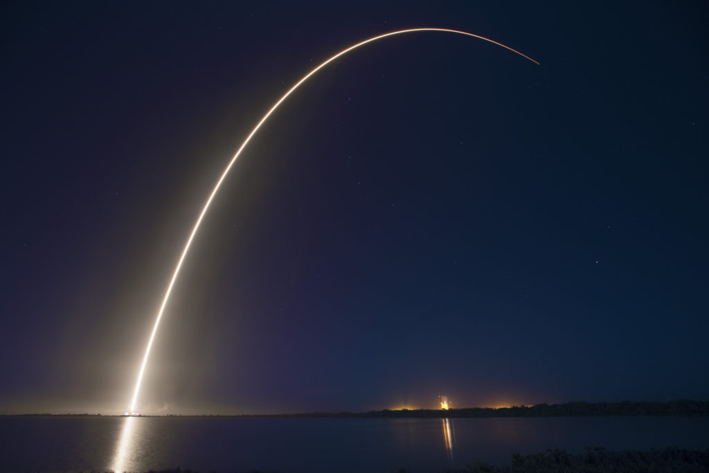 Ракета Falcon 9 вывела в космос два спутника связи – иллюстрация к материалу на Naked Science