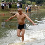 Монах, бегущий по воде