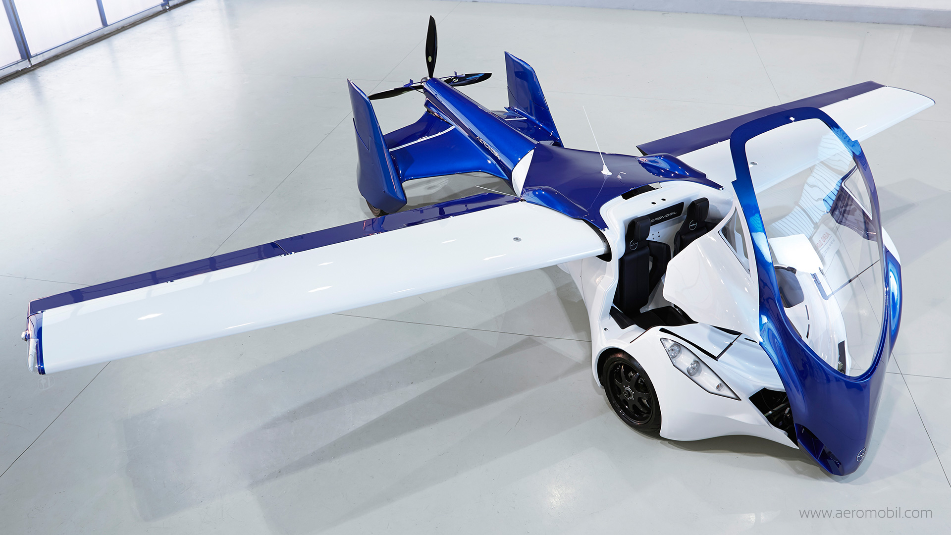 В Вене представлен летающий автомобиль Flying Roadster 3.0