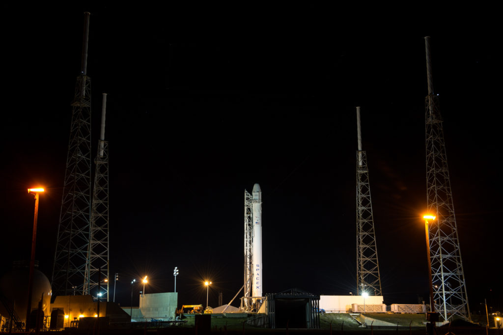 Ракета Falcon-9 не выжила при посадке – иллюстрация к материалу на Naked Science