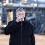 Билл Гейтс выпил воду, переработанную из человеческих нечистот