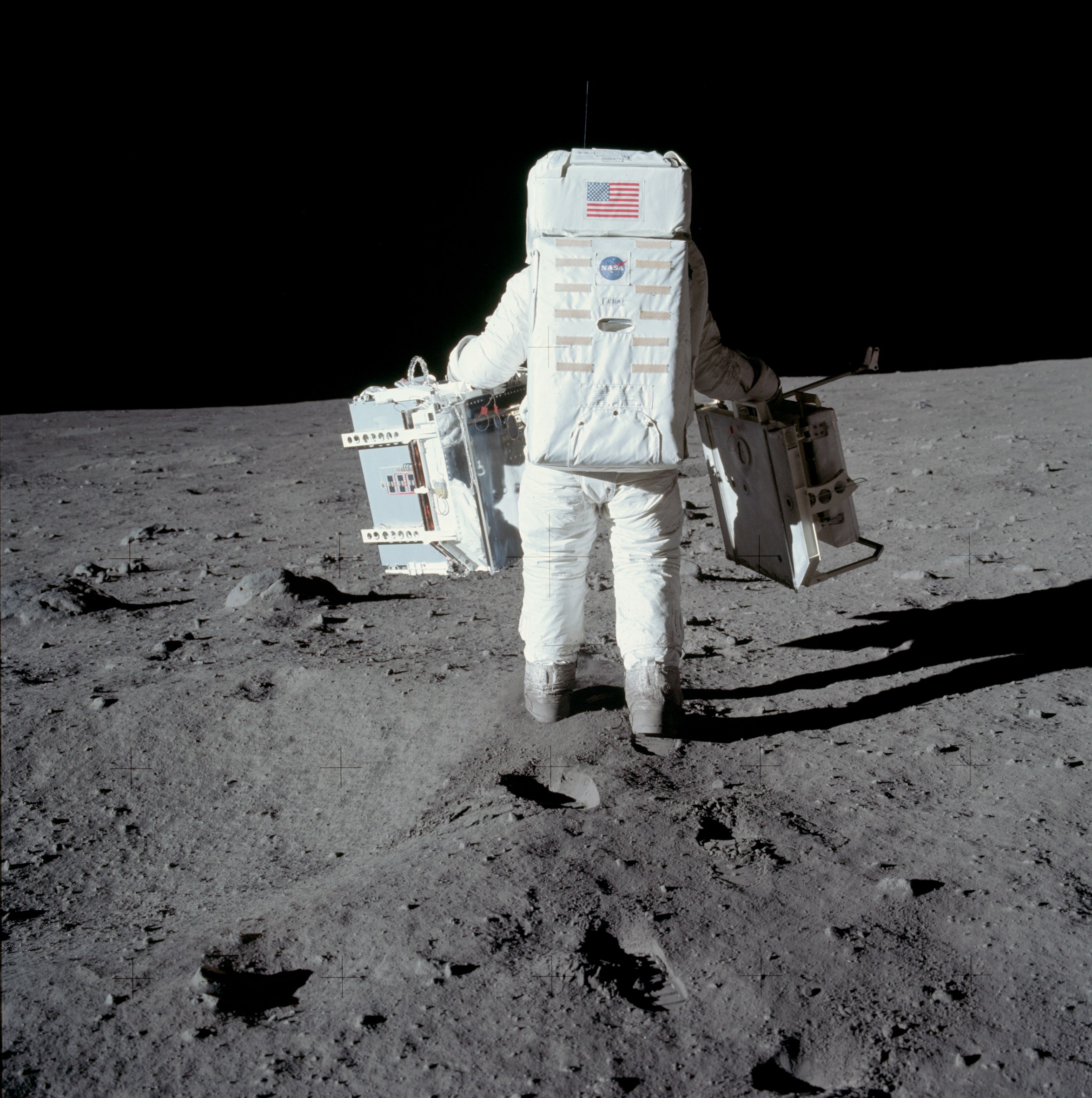 article_Buzz_Aldrin_carries_the_EASEP.jp