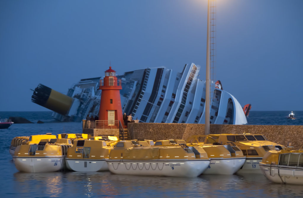Лайнер Costa Concordia удалось поднять со дна – иллюстрация к материалу на Naked Science