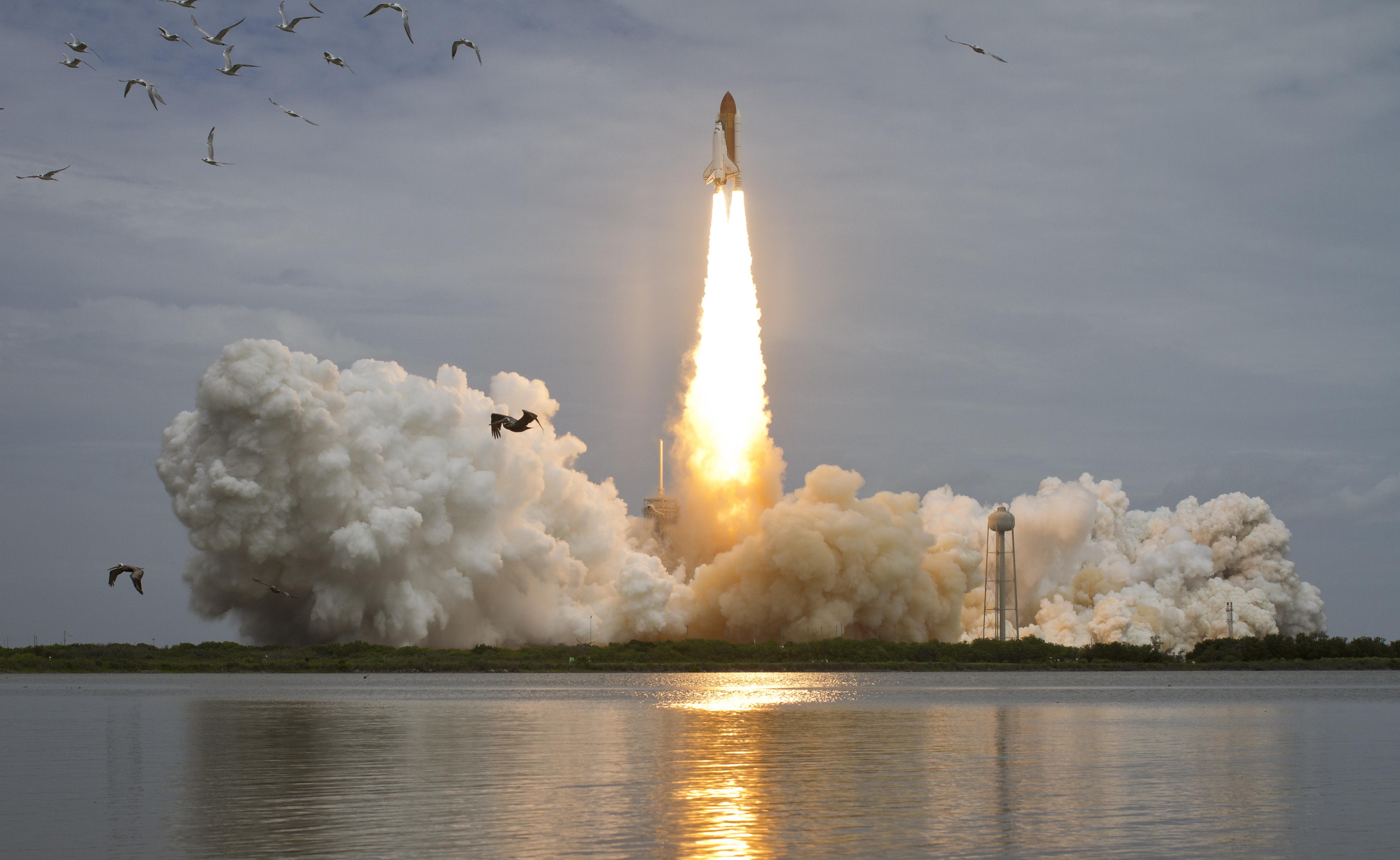 Launch_of_the_Space_Shuttle_Atlantis