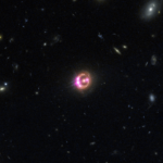 Гравитационная линза позволила измерить вращение черной дыры