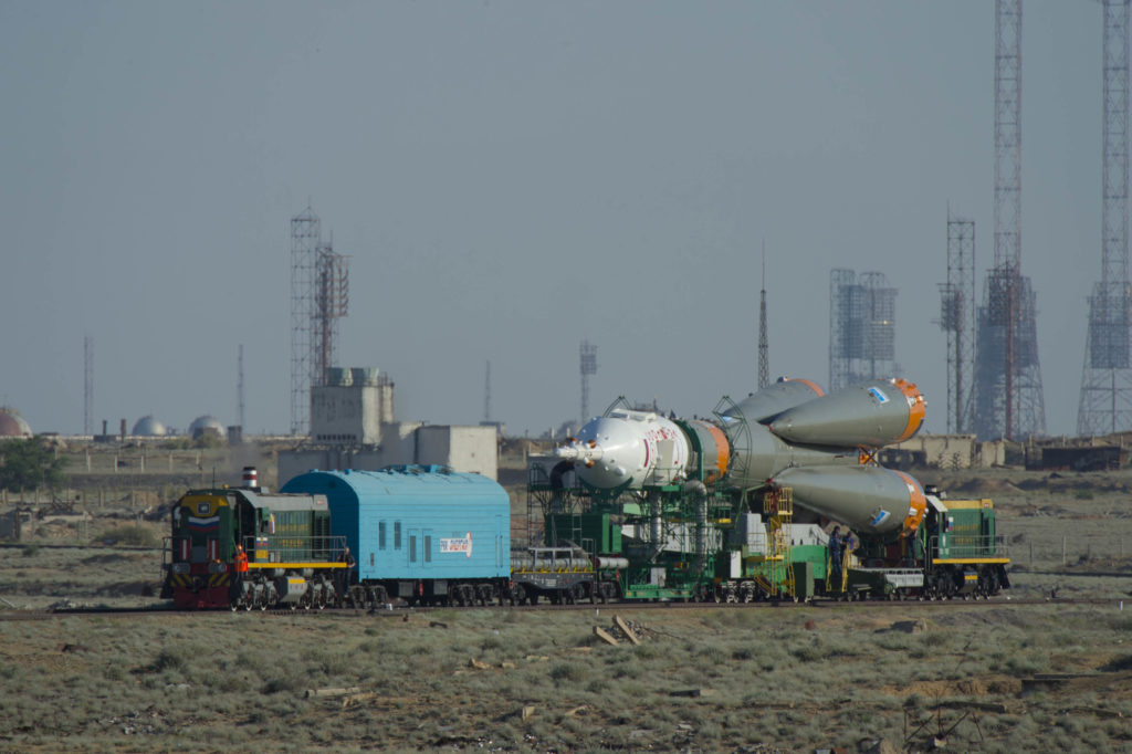 Soyuz_TMA-13M_spacecraft_roll_out