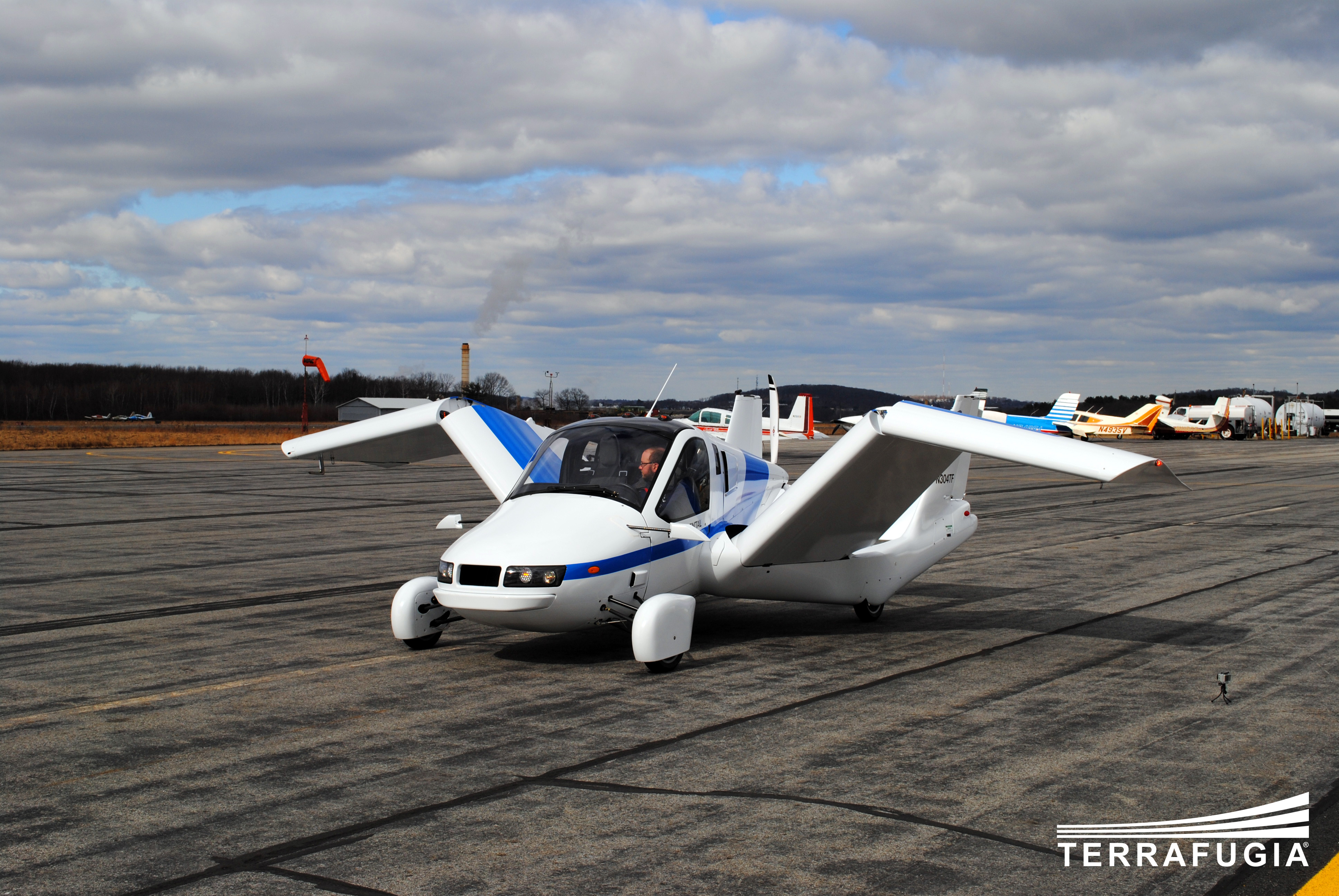 Первая машина самолет. Летающие автомобили Terrafugia TF-X. Террафуджия транзишн. Летающий автомобиль Террафуджия. Летающие машины Terrafugia Transition.