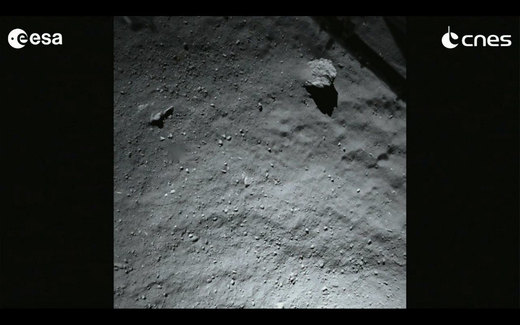 Получены первые снимки, сделанные вблизи поверхности кометы Чурюмова-Герасименко – иллюстрация к материалу на Naked Science