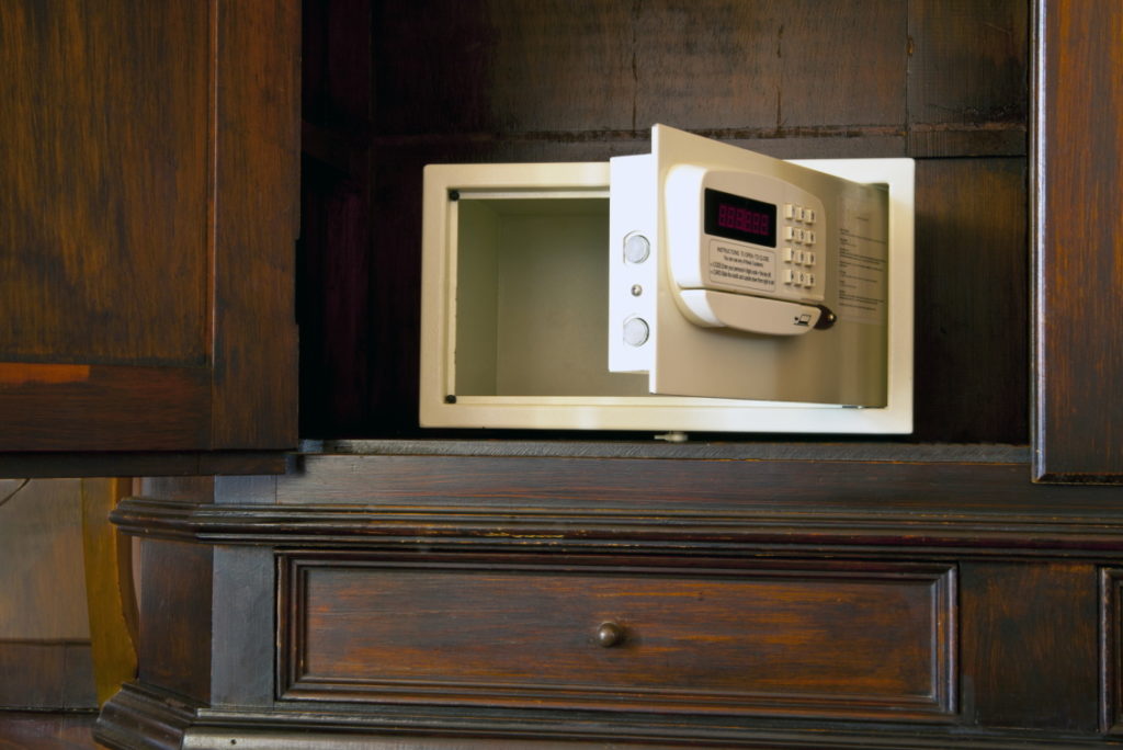 baby-stuck-in-hotel-safe-thanks-to-a-game-of-hide-and-seek-gone-awry