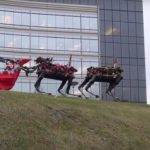 Boston Dynamics показала видео с Санта Клаусом и робооленями