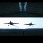 Видео: Первый в мире синхронный полет двух самолетов через здание