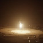 Первую ступень Falcon 9 впервые удалось успешно посадить, – видео