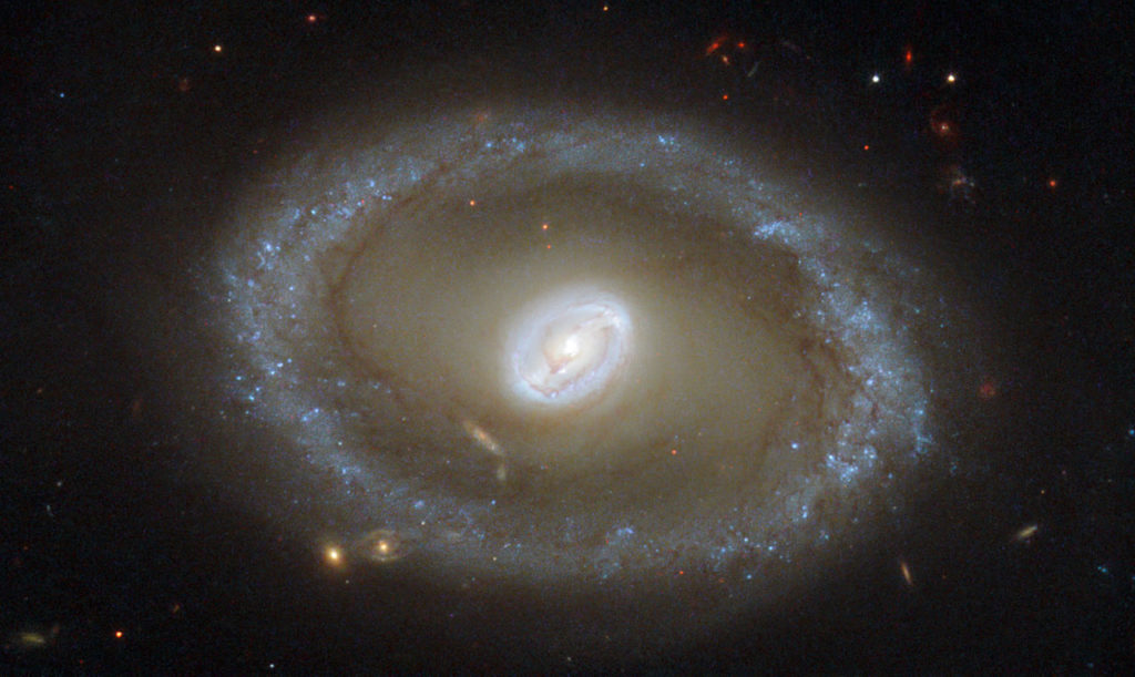 NASA опубликовало снимок сейфертовской галактики NGC 3081 – иллюстрация к материалу на Naked Science