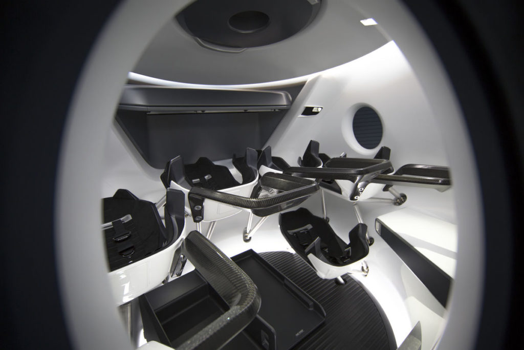 SpaceX представила интерьер пилотируемого корабля Crew Dragon – иллюстрация к материалу на Naked Science