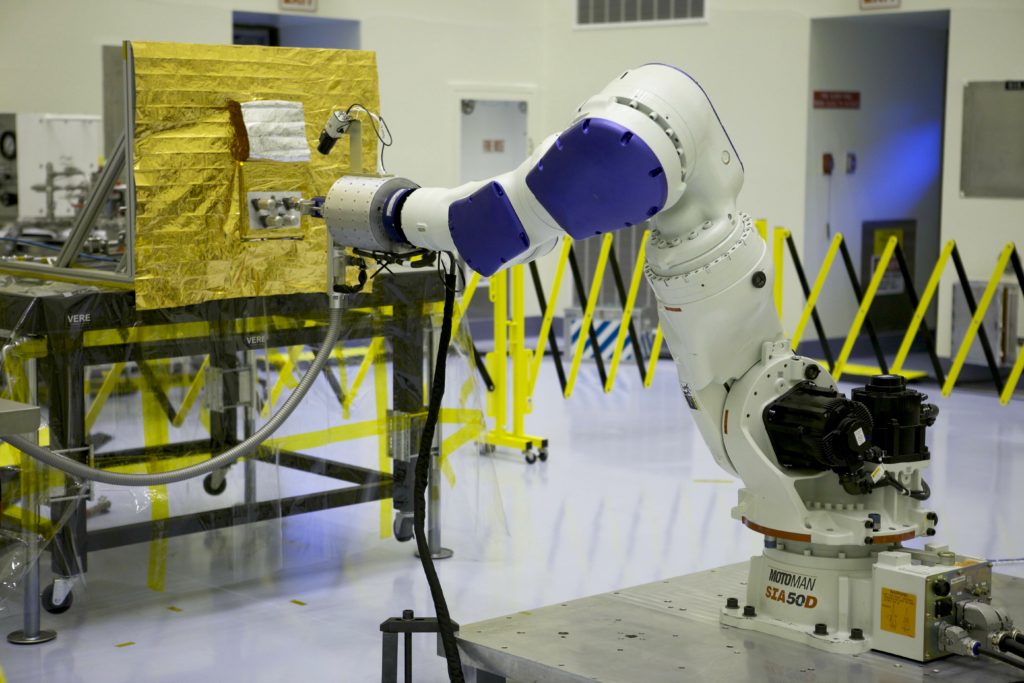 Специалисты NASA испытали систему дозаправки спутников – иллюстрация к материалу на Naked Science