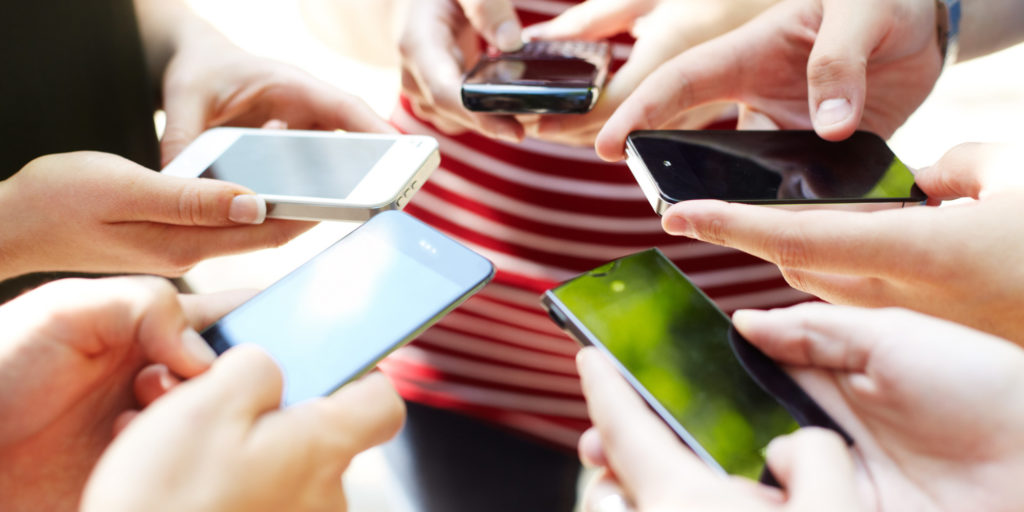 Каждая шестая женщина предпочитает хорошему другу смартфон – иллюстрация к материалу на Naked Science