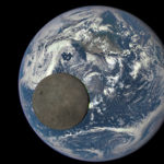 Показан снимок обратной стороны Луны, сделанный на фоне Земли