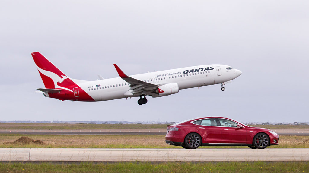 Сумасшедшие гонки: электромобиль Tesla vs Boeing 737 – иллюстрация к материалу на Naked Science