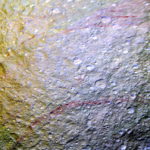 На одном из спутников Сатурна замечены загадочные багровые «шрамы»