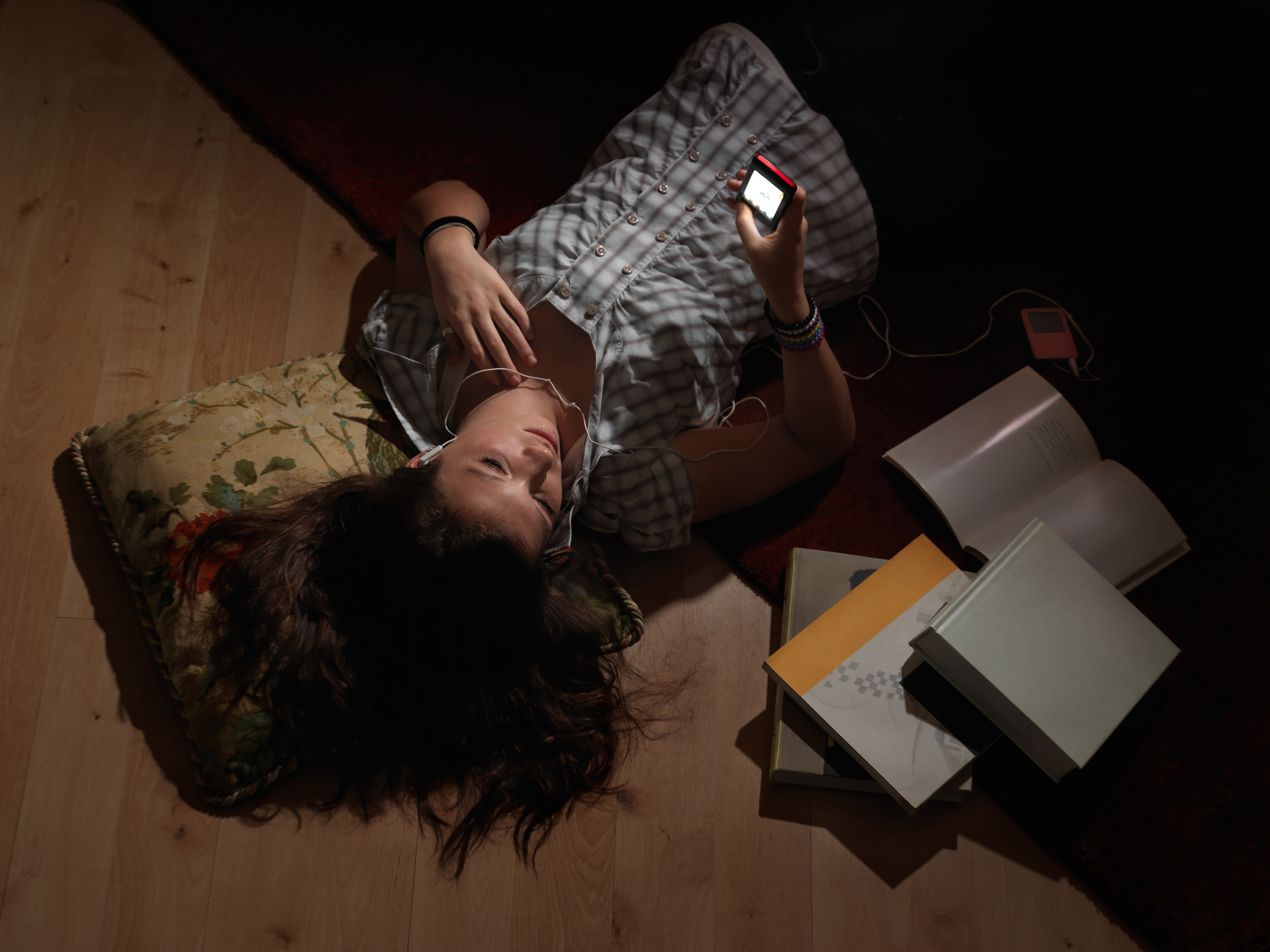 teenager-smartphone-night-depression