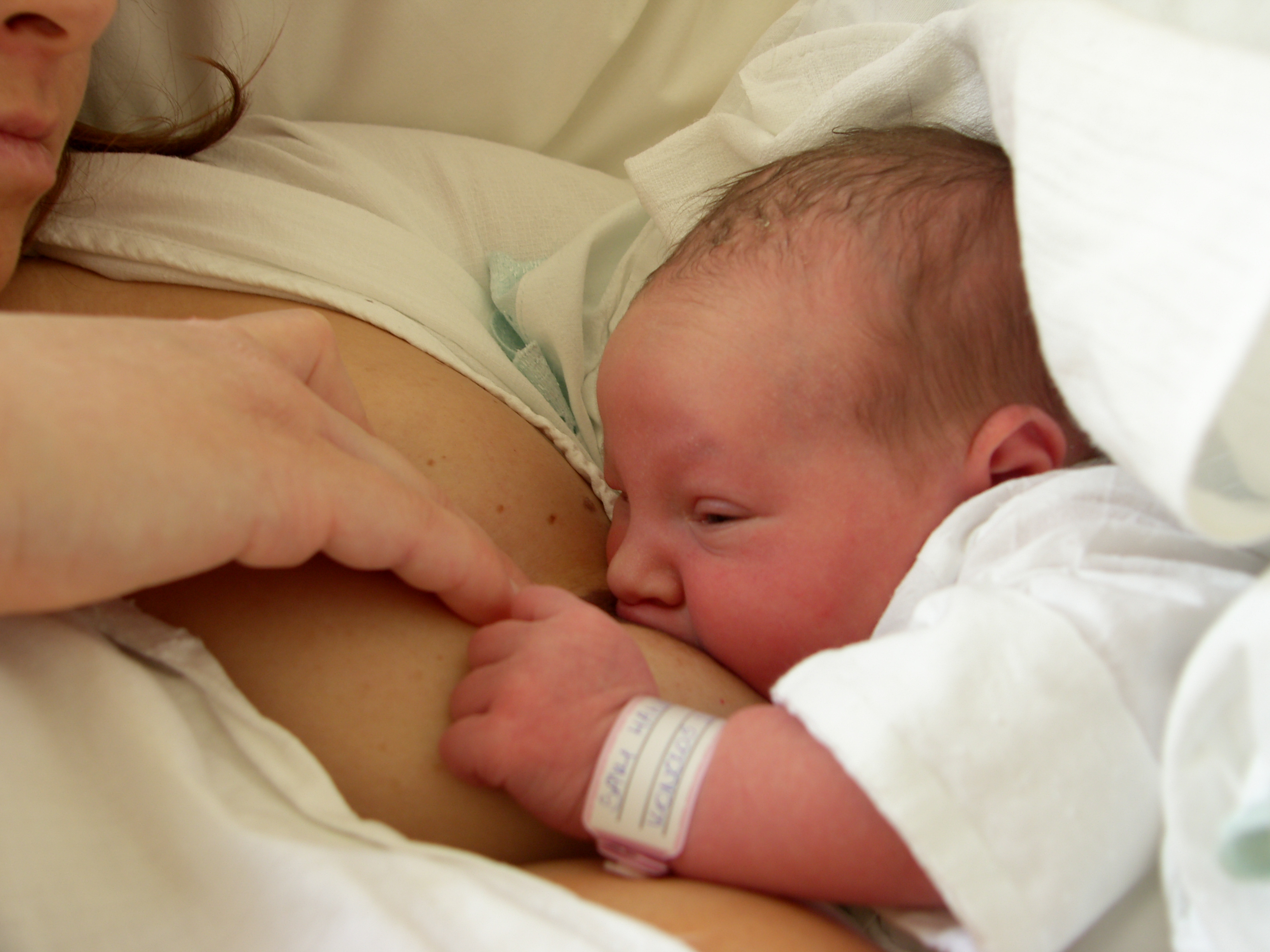 Новорожденному после. Новорожденный у груди. Грудное вскармливание новорожденных. Первое прикладывание к груди. Раннее прикладывание новорожденного к груди.