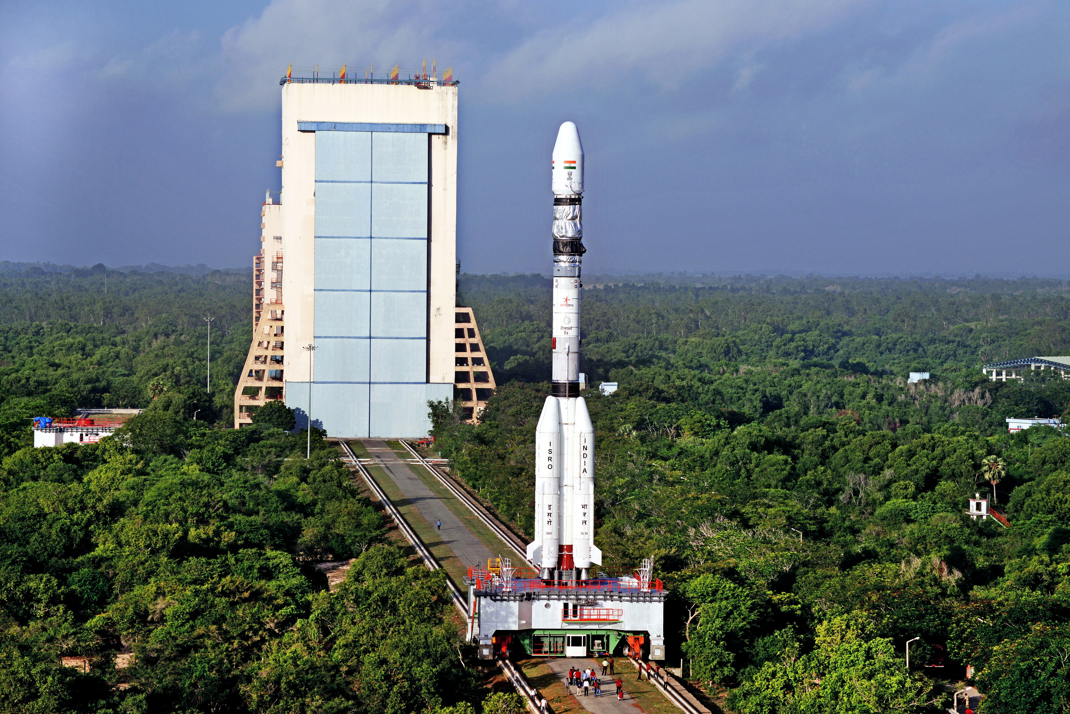 19gslv-d6-being-moved-vehicle-assembly-building-to-launch-pad