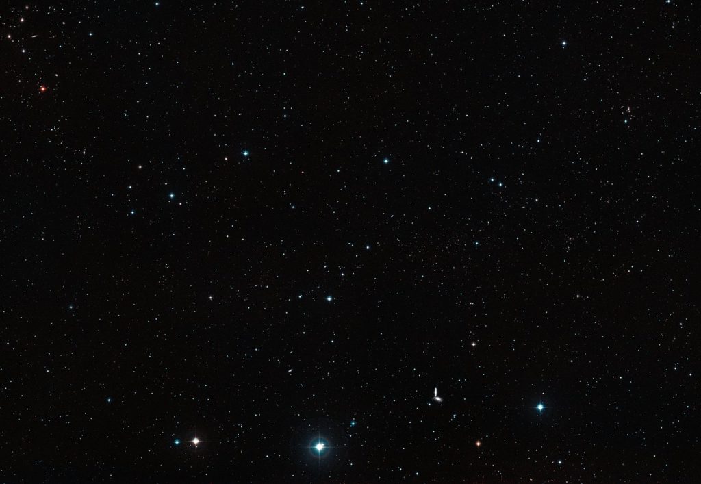 Hubble заснял редкую галактику-головастик с «детским лицом» – иллюстрация к материалу на Naked Science