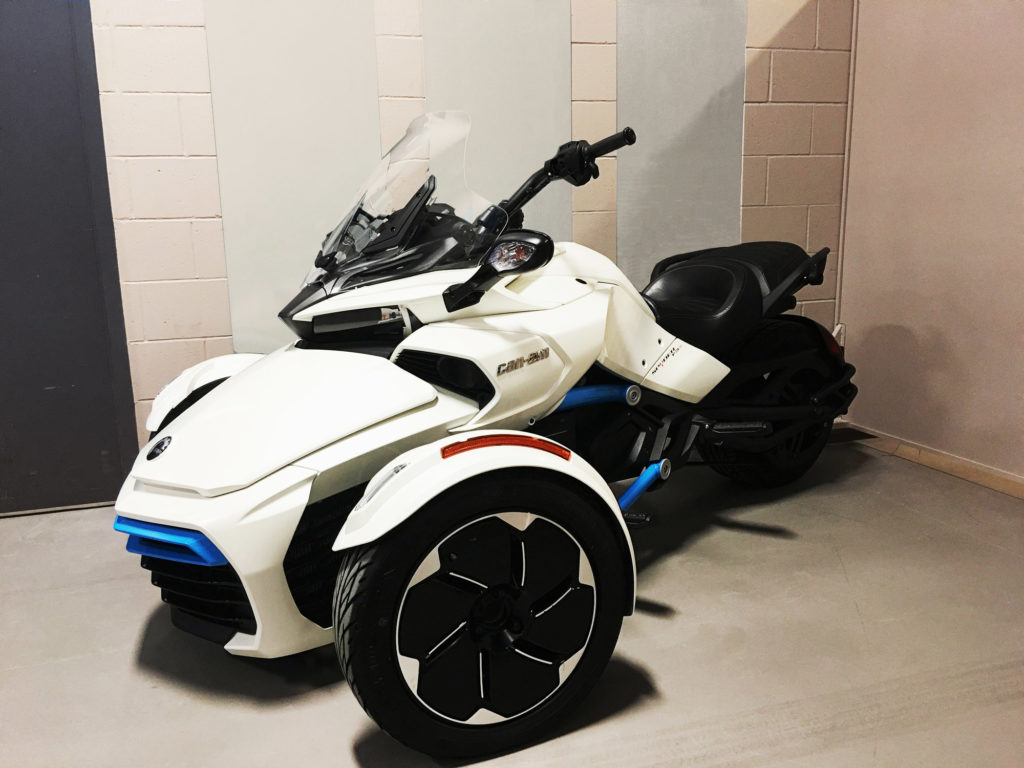 Представлен концепт трехколесного электрического мотоцикла Can-Am Spyder – иллюстрация к материалу на Naked Science