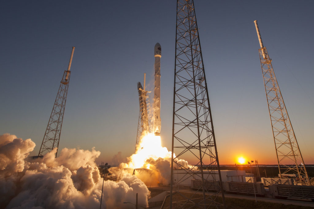 Первая ступень ракеты Falcon 9 успешно вернулась домой – иллюстрация к материалу на Naked Science