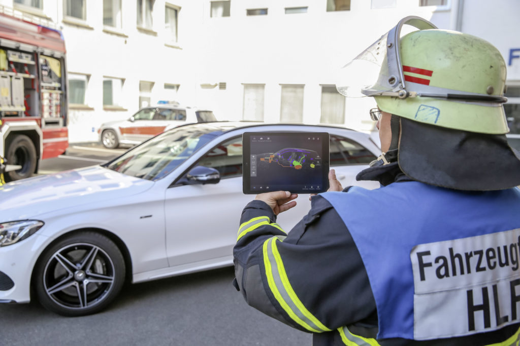 Mercedes представил приложение дополненной реальности для аварийно-спасательных служб – иллюстрация к материалу на Naked Science