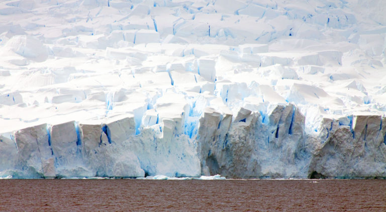 antarctice-ice-shelf-breaking-away