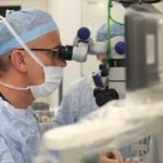 Хирурги впервые выполнили сложнейшую операцию на глазах с помощью робота